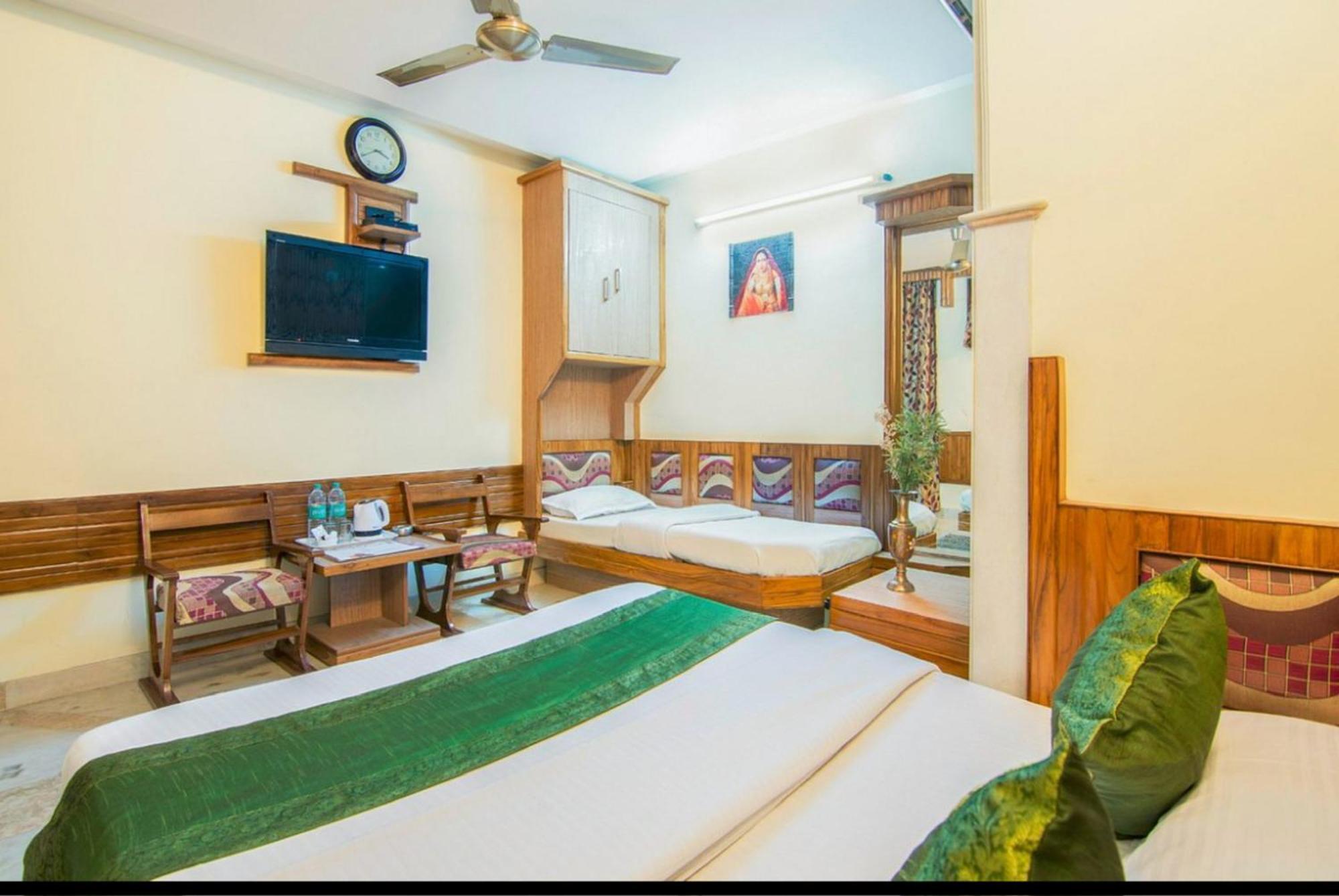 The Natraj Yes Please -New Delhi Hotel Buitenkant foto
