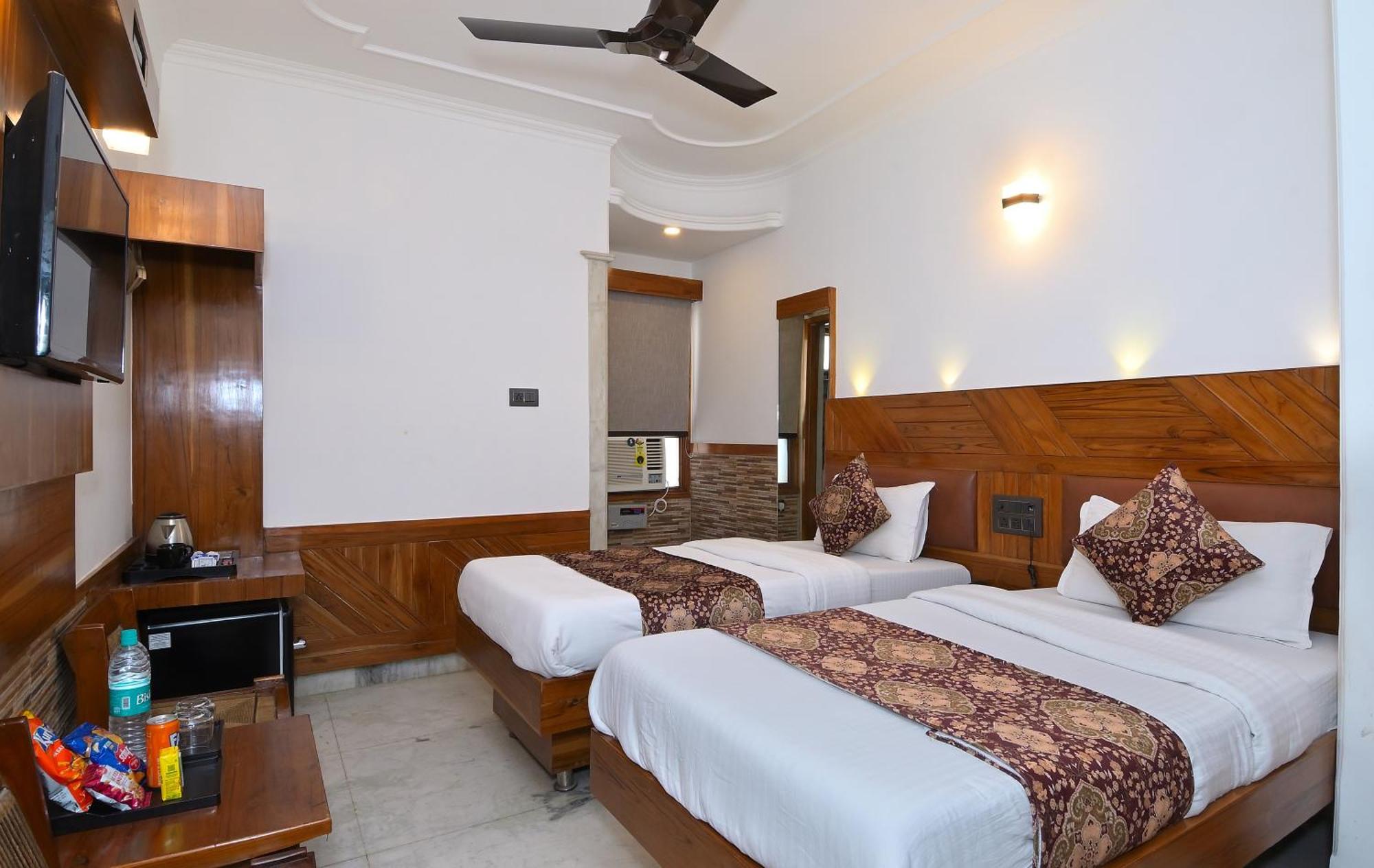 The Natraj Yes Please -New Delhi Hotel Buitenkant foto